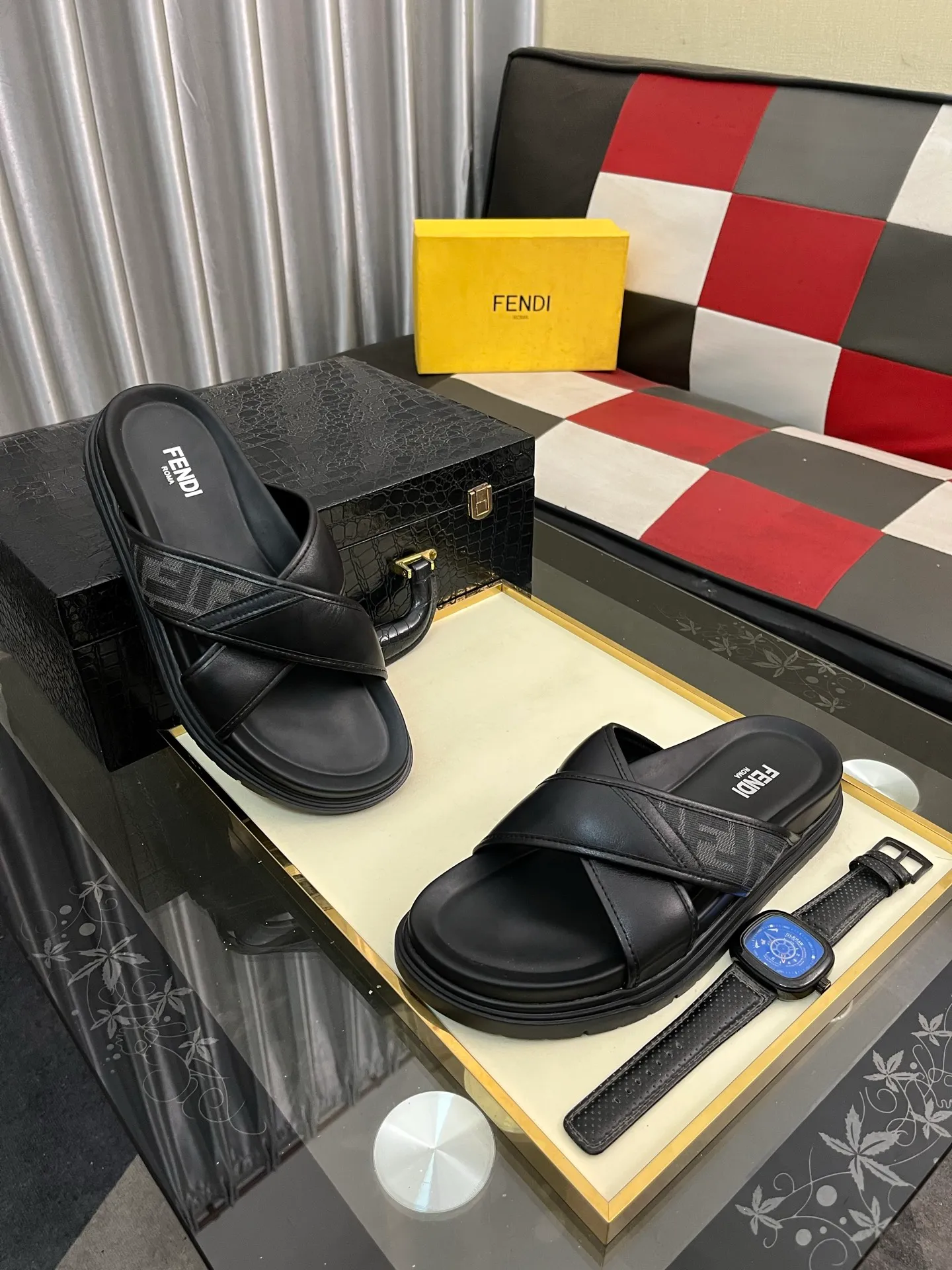 Men's men's shoes💰320⌚️⌚️FENDI Fendi slippers and sandals are shipped💄How can this summer be without the blessing of little monsters💄Original imported special hardware decorative pattern➕Original private model outsole! Details determine success or failure, good quality is not afraid of magnifying details! It feels super comfortable on your feet! This summer you need a pair of trendy, cool and comfortable sandals👣 Standard size: 38-443️⃣Colors available